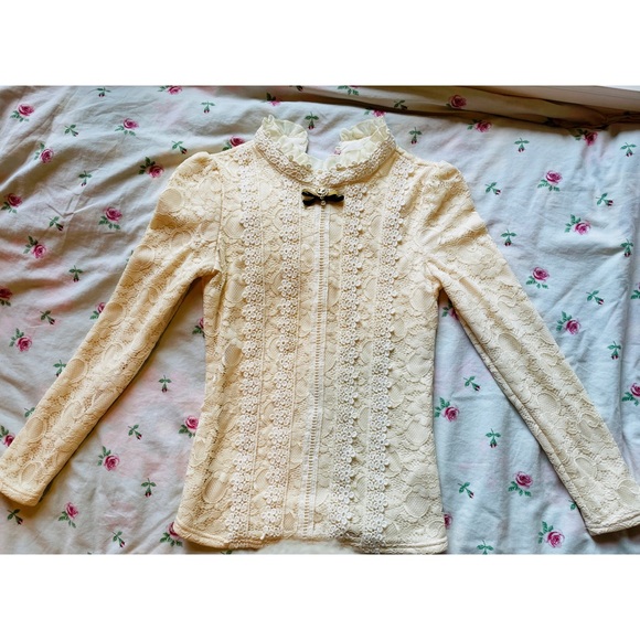 Lace Top With Brooch - Picture 4 of 9